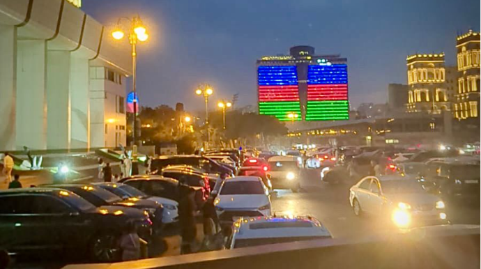 Bu ərazidə xaotik mənzərə hökm sürür:  Sürücülər maşınları necə gəldi park edirlər   - VİDEO