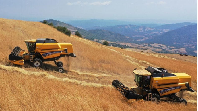 Dağ kəndlərində yeni nəsil kombaynlarla biçin aparılır   - FOTO