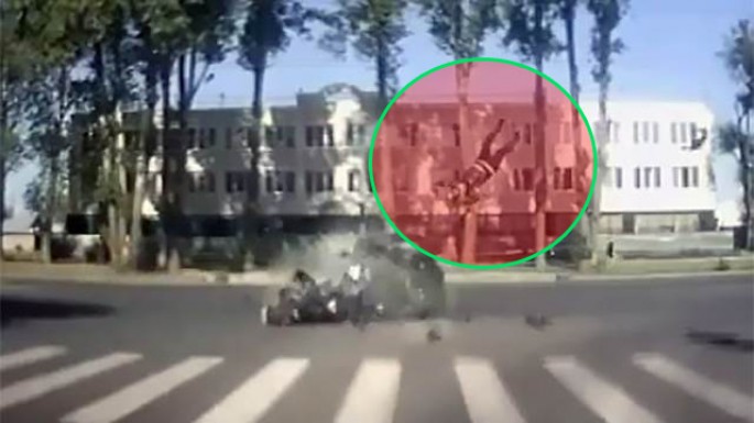 “KİA” ilə toqquşan motosikletli havada "uçdu":  kaskası sayəsində sağ qaldı - VİDEO