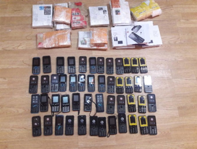 Avtomobildən qanunsuz mobil telefon və qutular aşkarlanıb - FOTO