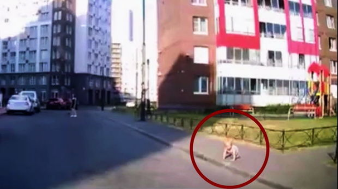 Balaca uşaq iməkləyərək yola çıxdı  - FOTO - VİDEO