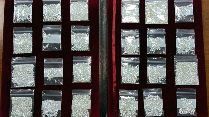 Азербайджанские таможенники пресекли контрабанду бриллиантов из Дубая