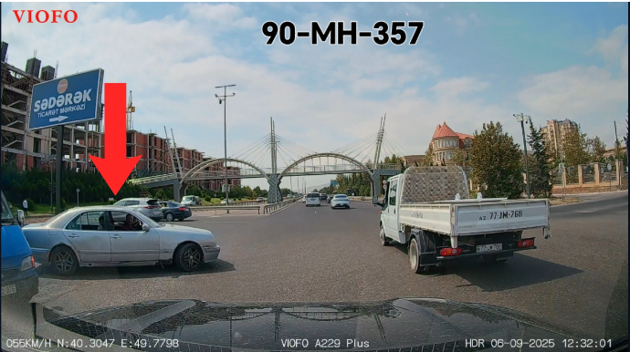 Maşının yarısını yola çıxarıb "yol verən" sürücülərin diqqətinə: Cəriməsi var - VİDEO