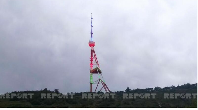 Tbilisi teleqülləsi Azərbaycan bayrağının rənglərinə boyandı - FOTO