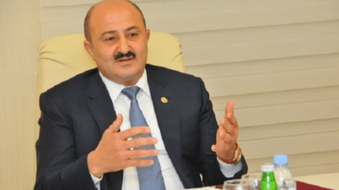 Nəsimi icra başçısı camaatı evindən zorla çıxarır – VİDEO 