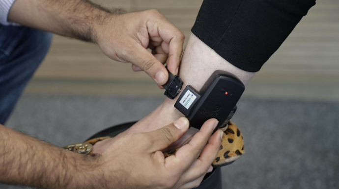 Azərbaycanda elektron qolbaq daşıyan şəxslərin sayı açıqlanıb