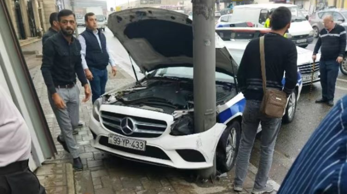 Bakıda avtobus YPX maşınını arxadan vurub işıq dirəyinə çırpdı - FOTO