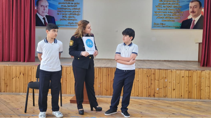Yol polisi orta məktəbdə uşaqların suallarını cavablandırdı - FOTO