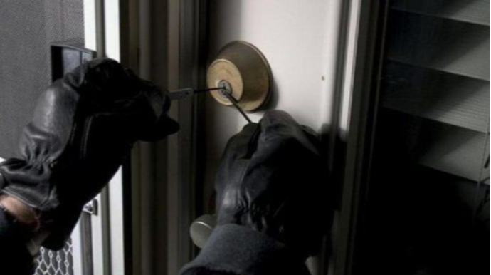 Nəvə babasının evindən 8500 manatlıq oğurluq etdi 