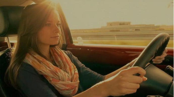 Avtomobilin şüşəsindən qaralmaq mümkündürmü? - MARAQLI CAVAB 