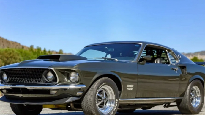 Nadir "Ford Mustang" avtomobili hərraca çıxarıldı 