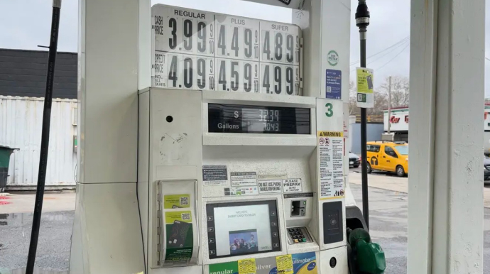 ABŞ-də benzinin qiyməti 4 dolları ötdü 