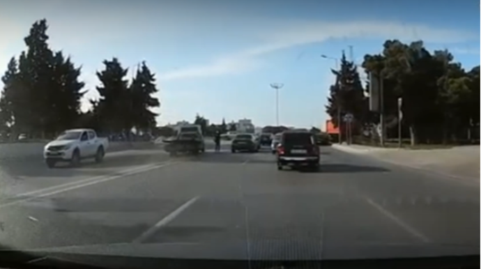 Bakıda evakuatorla dəhşətli anlar yaşandı: Piyada son anda ...   - VİDEO