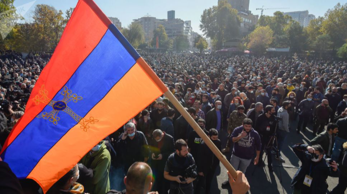 В Армении оппозиция требует созвать внеочередное заседание парламента 
