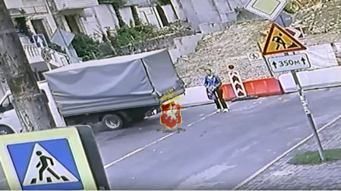 Diqqətsiz sürücü "Qazel"lə 60 yaşlı qadını vurub üstündən keçdi - VİDEO 