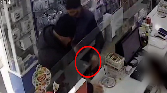 Bakıda aptekdən dərman alan şəxsə qarşı soyğunçuluq edilib  - FOTO - VİDEO