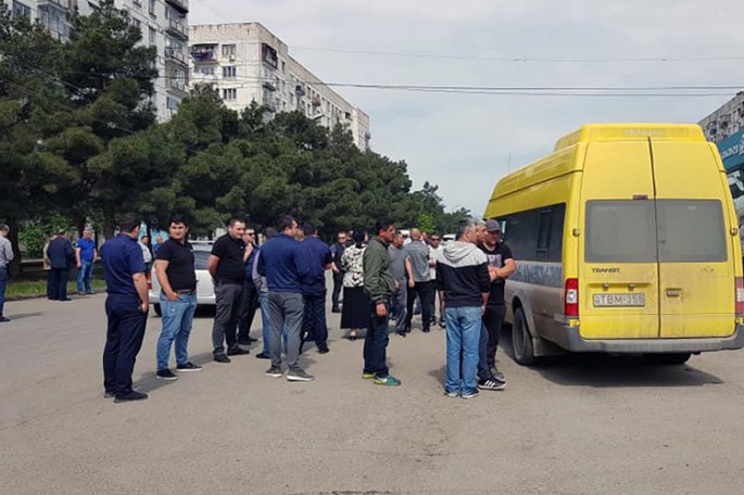 Şəhərdə sakinlər yolu bağlayıb