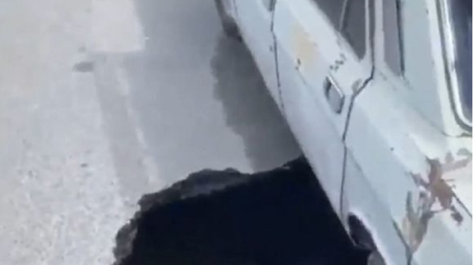 Bakıda su borusu partladı, asfalt çökdü - YENİLƏNİB + VİDEO 