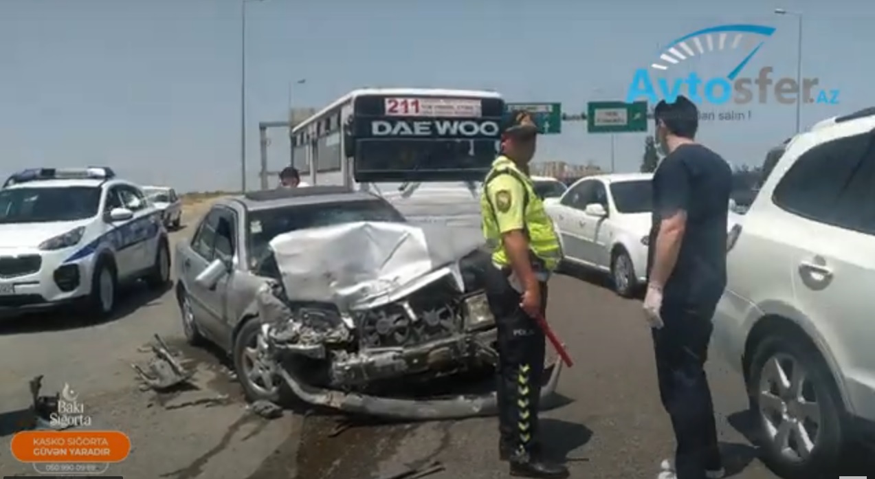 Bakıda yüksək sürət ağır qəzaya səbəb oldu: Yaralanan var - VİDEO