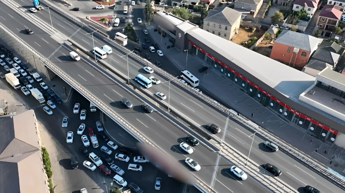 Ağcabədidə döngəyə sərt girən sürücü “Niva”nı aşırdı   - ANBAAN VİDEO