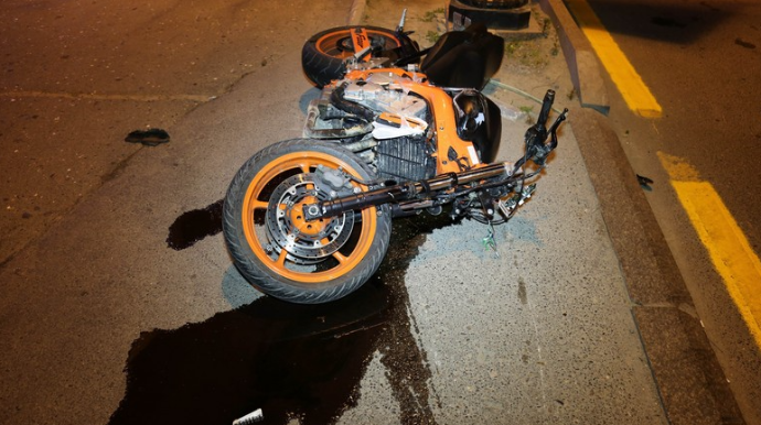 Sabunçu rayonunda motosikleti maneəyə çırpan gənc yaralanıb 