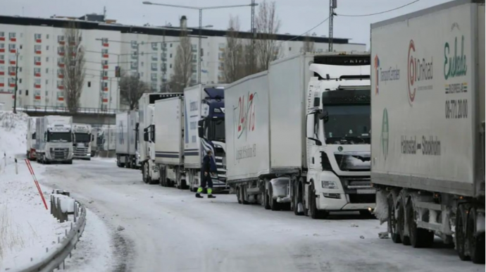 Sürücülər gecəni avtomobillərdə keçirməyə məcbur olublar