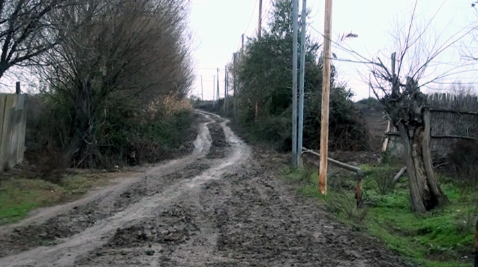 Sakinlərin kabusuna çevrilən yollar - "Qışda vəziyyət daha da pisləşir" - VİDEO 