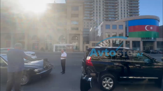 Ara məsafəsini düzgün hesablamayan “BMW” sürücüsü maşını “Toyota”ya çırpdı - VİDEO 