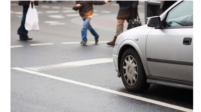 Avtomobil yolu keçən piyadanı vuraraq öldürdü 