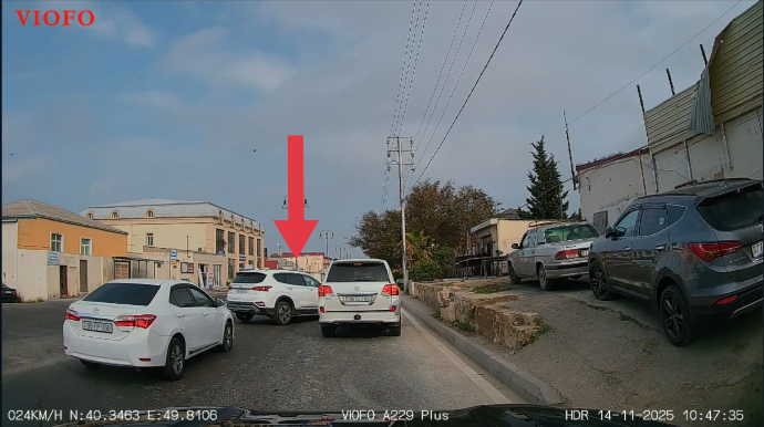 Baş yoldan gələnlərin qarşısını kəsən sürücü qəza şəraiti yaratdı - VİDEO