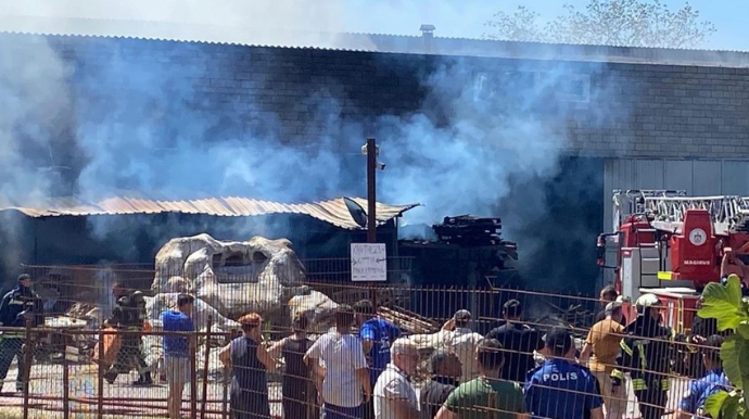 Türkiyədə üç yanaşı fabrik yanır 