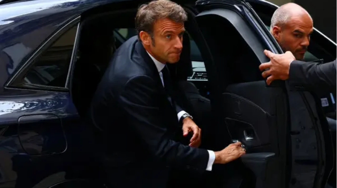 Amerika polisi yolu bağladı, Fransa prezidenti tıxacda qaldı - VİDEO