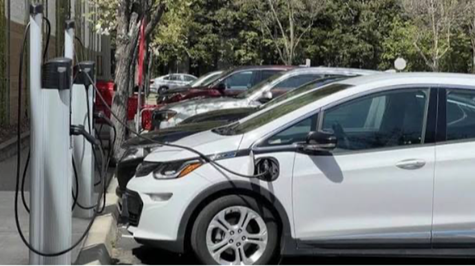 Elektromobil və hibrid avtomobillərin şarj məntəqələrində qanunsuz parklanma - VİDEO