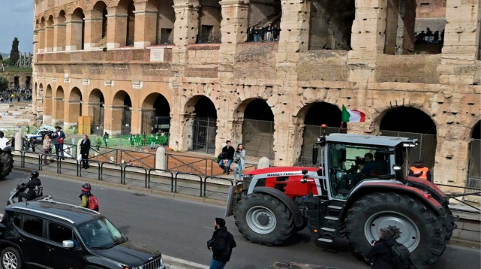 İtaliyada fermerlər 11 traktorla etiraz aksiyası  keçirib