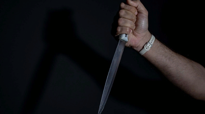 Bakıda dəhşət: 2 yaşlı oğlunun boğazını kəsib öldürmək istədi 