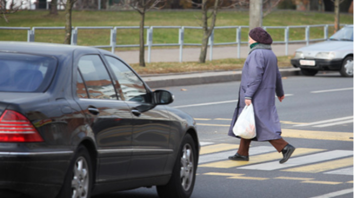 Küçə itlərindən qaçan qadını maşın vurub öldürdü - FOTO