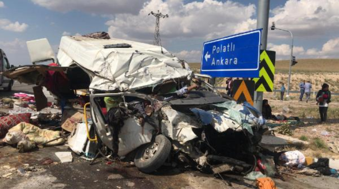 Kənd təsərrüfatı işçilərini daşıyan mikroavtobus TIR-la toqquşdu;  6 ölü, 12 yaralı - FOTO 
