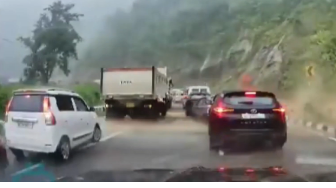 Dağdan düşən qayalar maşınları belə əzdi  - VİDEO