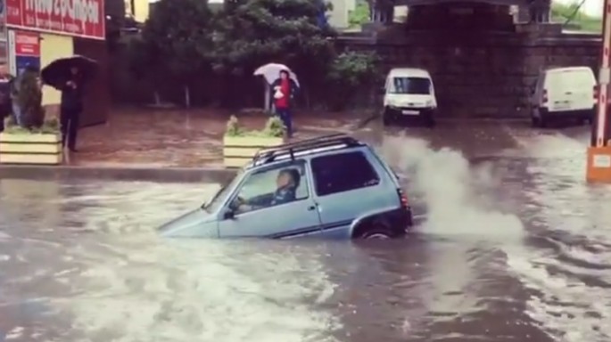 Bapbalaca boyu ilə selə meydan oxudu - VİDEO