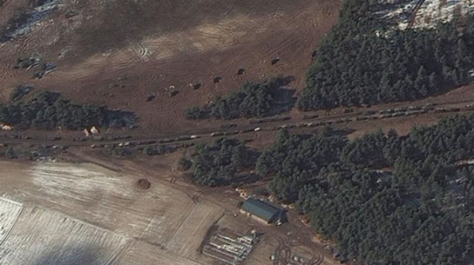 Rusiya ordusunun 64 kilometrlik hərbi karvanı meşəlik ərazilərə dağılıb – FOTO