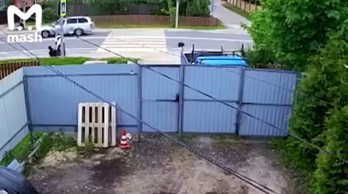 Motosikletçi zərbənin təsirindən havaya qalxıb asfalta çırpıldı  - VİDEO