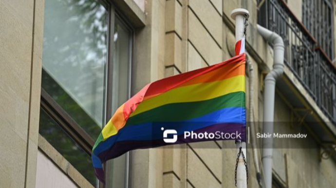 Paytaxt sakinləri heyrətdə:  “Landmark Hotel Baku”nun qarşısında LGBT bayrağı ucaldıldı - FOTO 