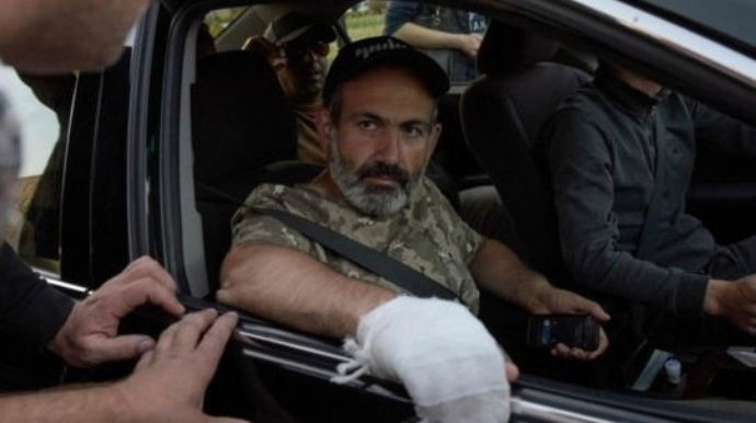 "Pis yol şəraitinə görə qəza keçirdim" - Paşinyan