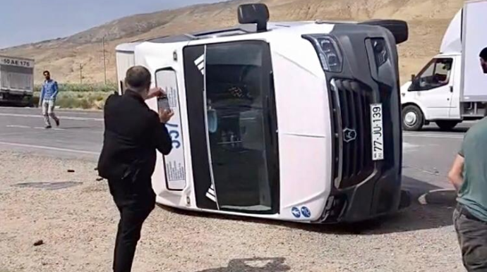 Xocasəndə mikroavtobus yol kənarına aşdı   - VİDEO