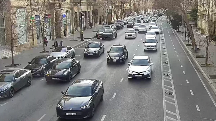 Bakının bir sıra yollarında nəqliyyatın sıxlığı yaranıb 