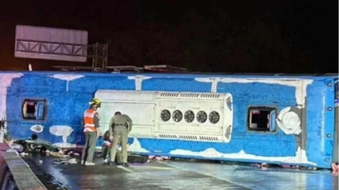 Turistlərin olduğu avtobus qəzaya uğradı