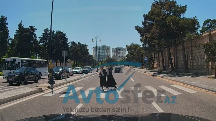 "Prius" sürücüsü qayda pozaraq keçiddən keçən şəhid analarını vurub yerə yıxdı - VİDEO 