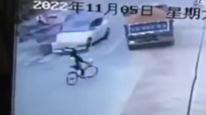 Çinlilərin yenilədiyi "Tesla" dəhşət saçdı: ölən və yaralılar var - VİDEO