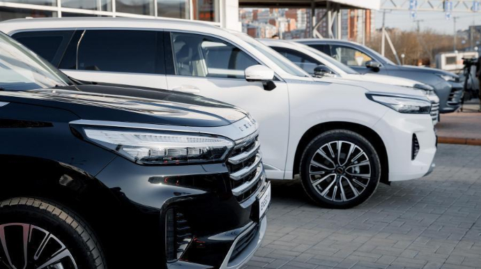 İstanbulda 14 lüks avtomobil yandı