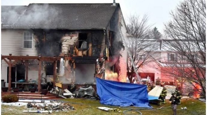 Самолет упал на жилой дом в США, есть погибшие